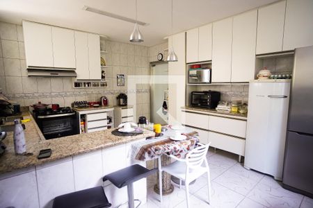 Casa à venda com 570m², 8 quartos e 4 vagas Casa à venda com 570m², 8 quartos e 4 vagasCozinha