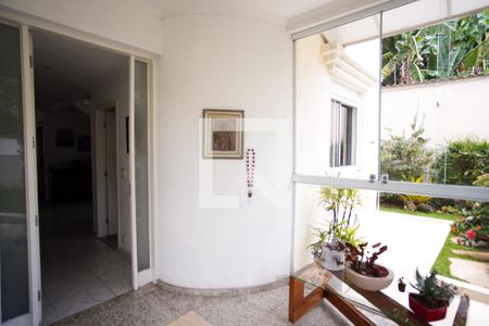 Casa à venda com 570m², 8 quartos e 4 vagas Casa à venda com 570m², 8 quartos e 4 vagasVaranda da Frente