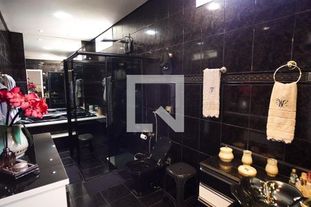 Casa à venda com 570m², 8 quartos e 4 vagas Casa à venda com 570m², 8 quartos e 4 vagasBanheiro do quarto 1