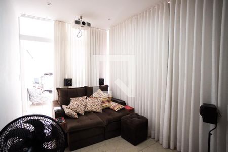 Casa à venda com 570m², 8 quartos e 4 vagas Casa à venda com 570m², 8 quartos e 4 vagasSala de cinema