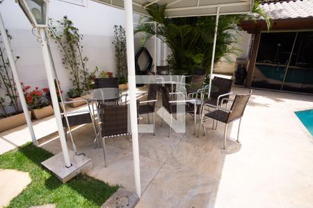 Casa à venda com 570m², 8 quartos e 4 vagas Casa à venda com 570m², 8 quartos e 4 vagasÁrea externa