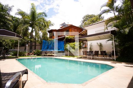 Casa à venda com 570m², 8 quartos e 4 vagas Casa à venda com 570m², 8 quartos e 4 vagasÁrea externa