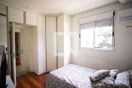 Casa à venda com 570m², 8 quartos e 4 vagas Casa à venda com 570m², 8 quartos e 4 vagasQuarto 3 - Suíte