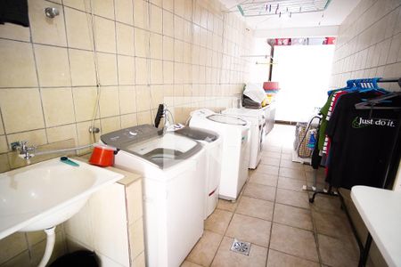 Casa à venda com 570m², 8 quartos e 4 vagas Casa à venda com 570m², 8 quartos e 4 vagasÁrea de Serviço 2