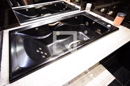 Casa à venda com 570m², 8 quartos e 4 vagas Casa à venda com 570m², 8 quartos e 4 vagasBanheiro do quarto 1