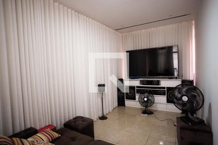 Casa à venda com 570m², 8 quartos e 4 vagas Casa à venda com 570m², 8 quartos e 4 vagasSala de cinema