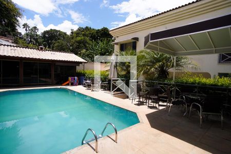 Casa à venda com 570m², 8 quartos e 4 vagas Casa à venda com 570m², 8 quartos e 4 vagasÁrea externa