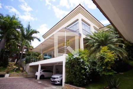 Casa à venda com 570m², 8 quartos e 4 vagas Casa à venda com 570m², 8 quartos e 4 vagasGaragem