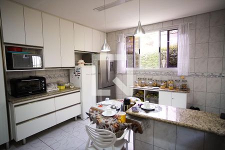 Casa à venda com 570m², 8 quartos e 4 vagas Casa à venda com 570m², 8 quartos e 4 vagasCozinha