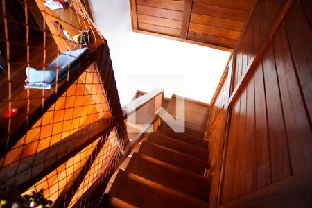 Casa à venda com 570m², 8 quartos e 4 vagas Casa à venda com 570m², 8 quartos e 4 vagasEscada casa 2