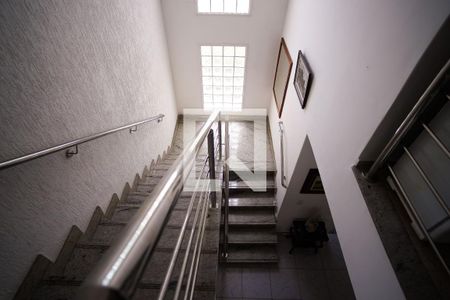 Casa à venda com 570m², 8 quartos e 4 vagas Casa à venda com 570m², 8 quartos e 4 vagasEscada