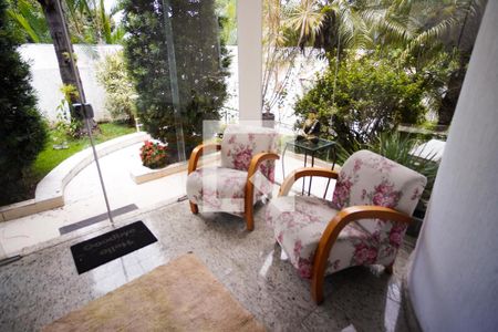 Casa à venda com 570m², 8 quartos e 4 vagas Casa à venda com 570m², 8 quartos e 4 vagasVaranda da Frente