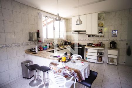 Casa à venda com 570m², 8 quartos e 4 vagas Casa à venda com 570m², 8 quartos e 4 vagasCozinha