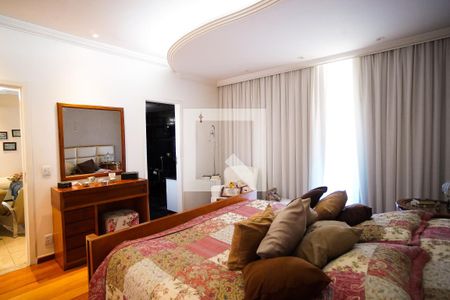 Casa à venda com 570m², 8 quartos e 4 vagas Casa à venda com 570m², 8 quartos e 4 vagasQuarto 1 - Suíte