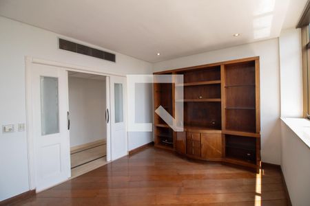 Apartamento à venda com 317m², 4 quartos e 4 vagas Apartamento à venda com 317m², 4 quartos e 4 vagasSala de TV
