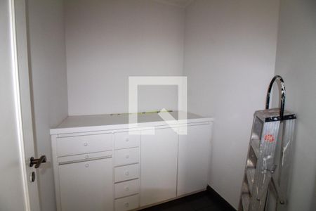 Apartamento à venda com 317m², 4 quartos e 4 vagas Apartamento à venda com 317m², 4 quartos e 4 vagasQuarto de Passar