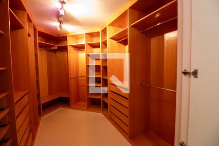 Apartamento à venda com 317m², 4 quartos e 4 vagas Apartamento à venda com 317m², 4 quartos e 4 vagasCloset da suíte 4