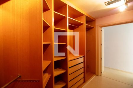 Apartamento à venda com 317m², 4 quartos e 4 vagas Apartamento à venda com 317m², 4 quartos e 4 vagasCloset da suíte 4