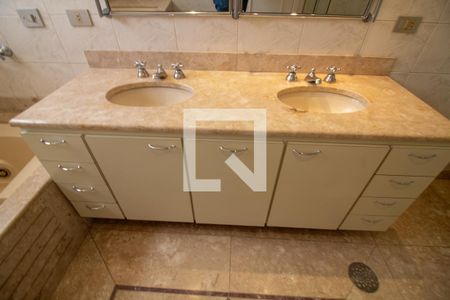 Apartamento à venda com 317m², 4 quartos e 4 vagas Apartamento à venda com 317m², 4 quartos e 4 vagasBanheiro da Suíte 4