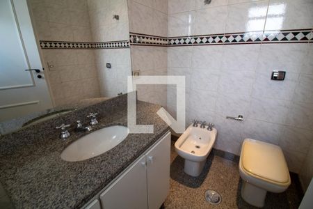 Apartamento à venda com 317m², 4 quartos e 4 vagas Apartamento à venda com 317m², 4 quartos e 4 vagasBanheiro da Suíte 2