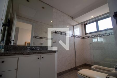Apartamento à venda com 317m², 4 quartos e 4 vagas Apartamento à venda com 317m², 4 quartos e 4 vagasBanheiro da Suíte 1