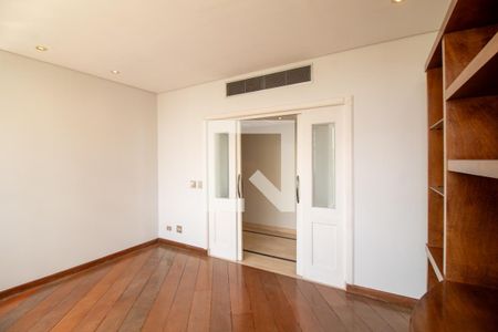 Apartamento à venda com 317m², 4 quartos e 4 vagas Apartamento à venda com 317m², 4 quartos e 4 vagasSala de TV