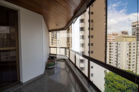 Apartamento à venda com 317m², 4 quartos e 4 vagas Apartamento à venda com 317m², 4 quartos e 4 vagasTerraço