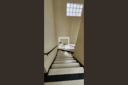 Apartamento para alugar com 74m², 2 quartos e 1 vagaEscada