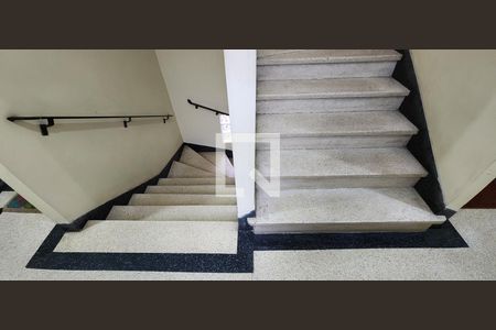 Apartamento para alugar com 74m², 2 quartos e 1 vagaEscada