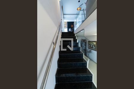 Apartamento à venda com 160m², 3 quartos e 3 vagas Apartamento à venda com 160m², 3 quartos e 3 vagasEscada