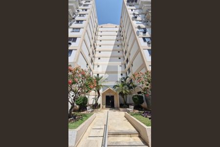 Apartamento à venda com 65m², 2 quartos e 1 vagaFachada e portaria