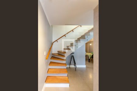 Casa à venda com 120m², 2 quartos e 2 vagasEscada