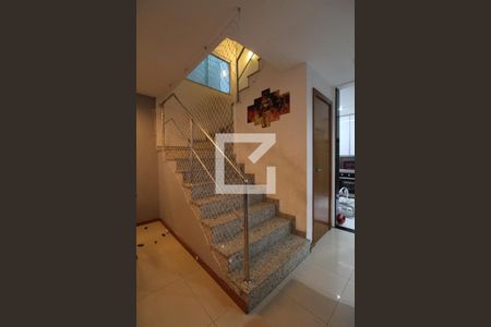 Casa de condomínio à venda com 176m², 4 quartos e 1 vagaEscada