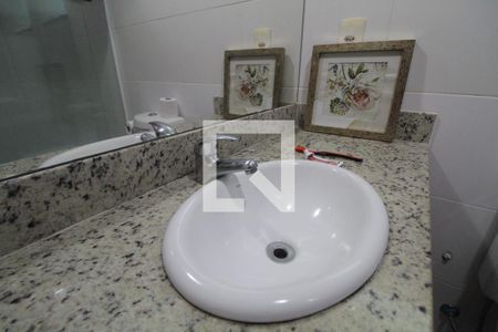 Casa de condomínio à venda com 176m², 4 quartos e 1 vagaBanheiro Social