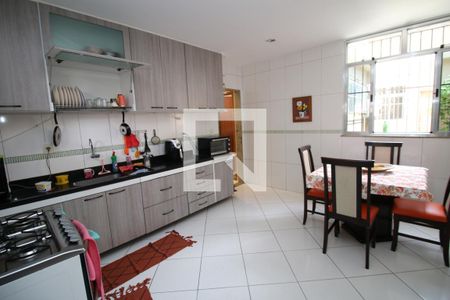 Casa à venda com 191m², 5 quartos e 3 vagasCozinha