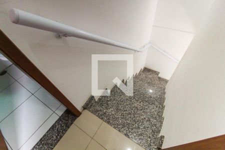 Escada de casa de condomínio para alugar com 2 quartos, 65m² em Itaquera, São Paulo