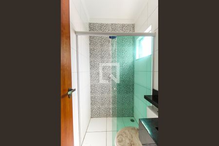 Banheiro da Suíte de casa de condomínio para alugar com 2 quartos, 65m² em Itaquera, São Paulo