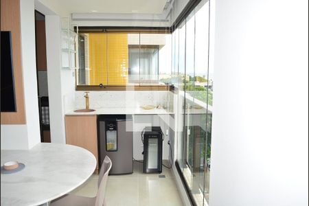 Sala com varanda de apartamento para alugar com 2 quartos, 65m² em Praia do Flamengo, Salvador