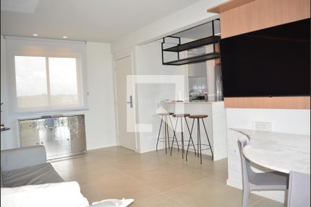 Sala com varanda de apartamento para alugar com 2 quartos, 65m² em Praia do Flamengo, Salvador