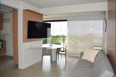Sala com varanda de apartamento para alugar com 2 quartos, 65m² em Praia do Flamengo, Salvador