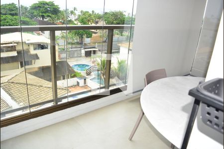 Sala com varanda de apartamento para alugar com 2 quartos, 65m² em Praia do Flamengo, Salvador