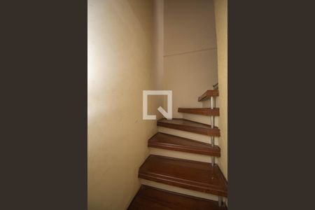 Casa à venda com 183m², 3 quartos e 2 vagas Casa à venda com 183m², 3 quartos e 2 vagasEscada do Sótã