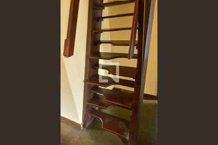 Casa de condomínio à venda com 278m², 5 quartos e 5 vagasEscada do Sótão 