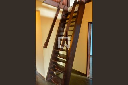 Casa de condomínio à venda com 278m², 5 quartos e 5 vagasEscada do Sótão 