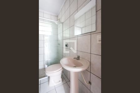 Banheiro  de casa para alugar com 2 quartos, 40m² em Passo da Areia, Porto Alegre