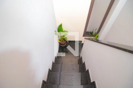 Casa de condomínio à venda com 100m², 2 quartos e 1 vagaEscada