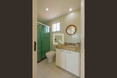 Casa de condomínio à venda com 185m², 4 quartos e 2 vagasBanheiro da Suíte 1