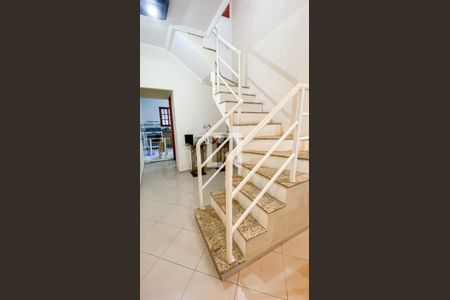 Casa à venda com 140m², 3 quartos e 3 vagas Casa à venda com 140m², 3 quartos e 3 vagasEscada