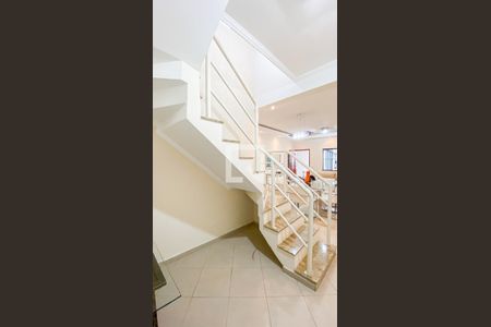 Casa à venda com 140m², 3 quartos e 3 vagas Casa à venda com 140m², 3 quartos e 3 vagasEscada