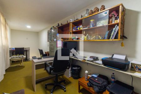 Casa à venda com 300m², 3 quartos e 3 vagas Casa à venda com 300m², 3 quartos e 3 vagasEscritório